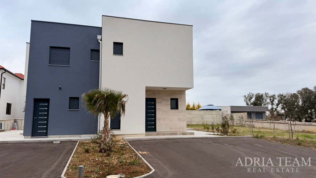 MODERNÍ DVOJITÝ DŮM S2 S BAZÉNEM - ZATON, NIN