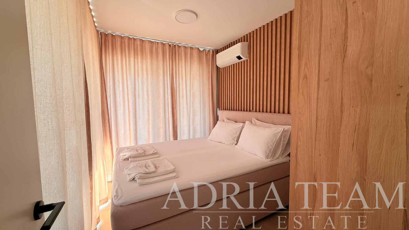 APARTMÁN V PRVNÍ ŘADĚ U MOŘE S BAZÉNEM – POVLJANA, PAG