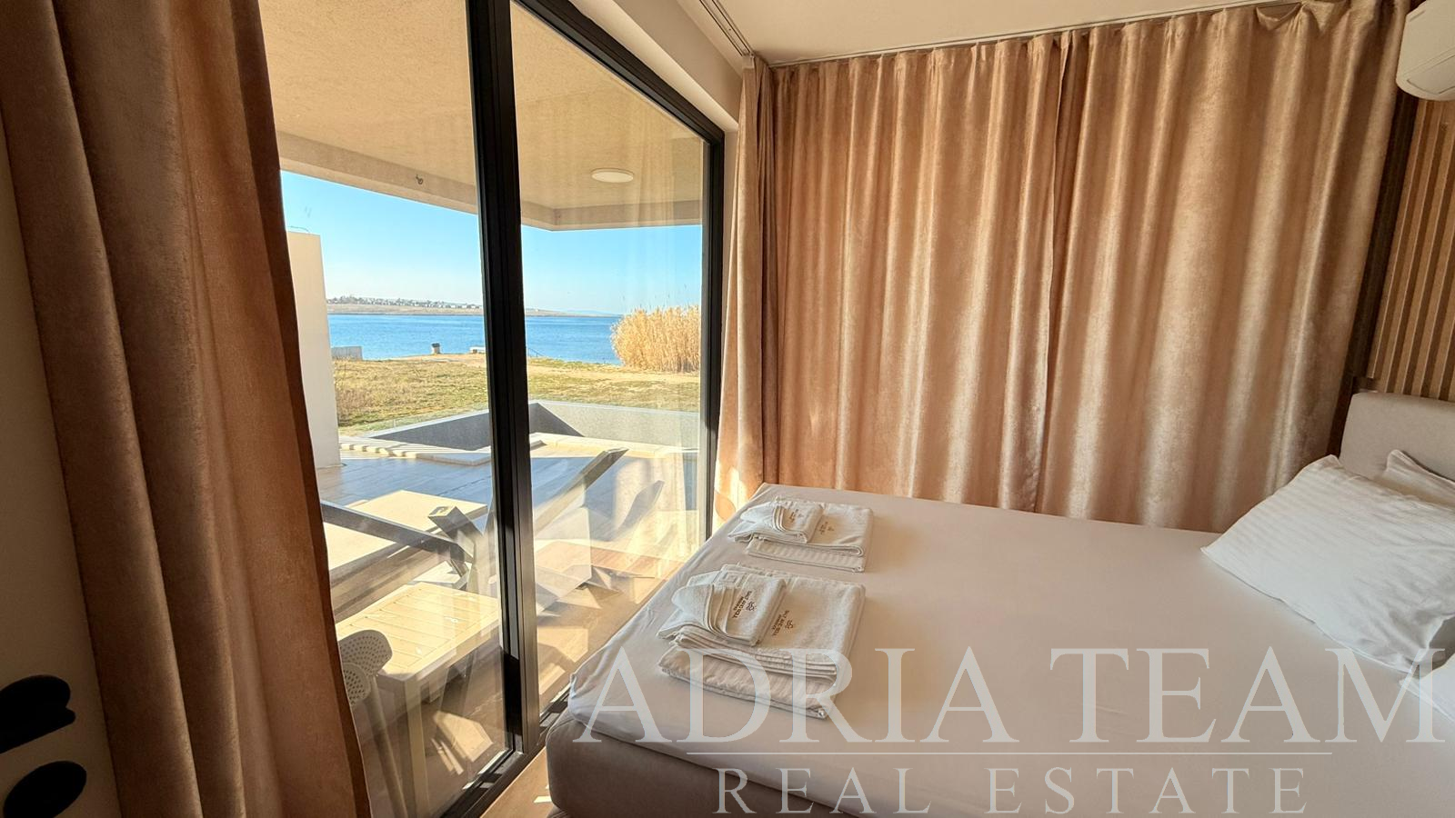 APARTMÁN V PRVNÍ ŘADĚ U MOŘE S BAZÉNEM – POVLJANA, PAG