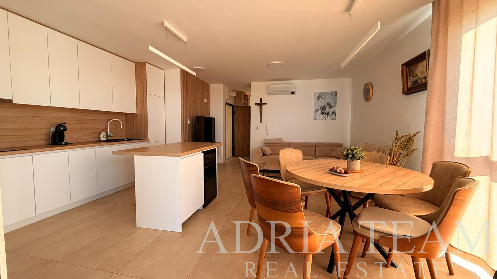 APARTMÁN V PRVNÍ ŘADĚ U MOŘE S BAZÉNEM – POVLJANA, PAG