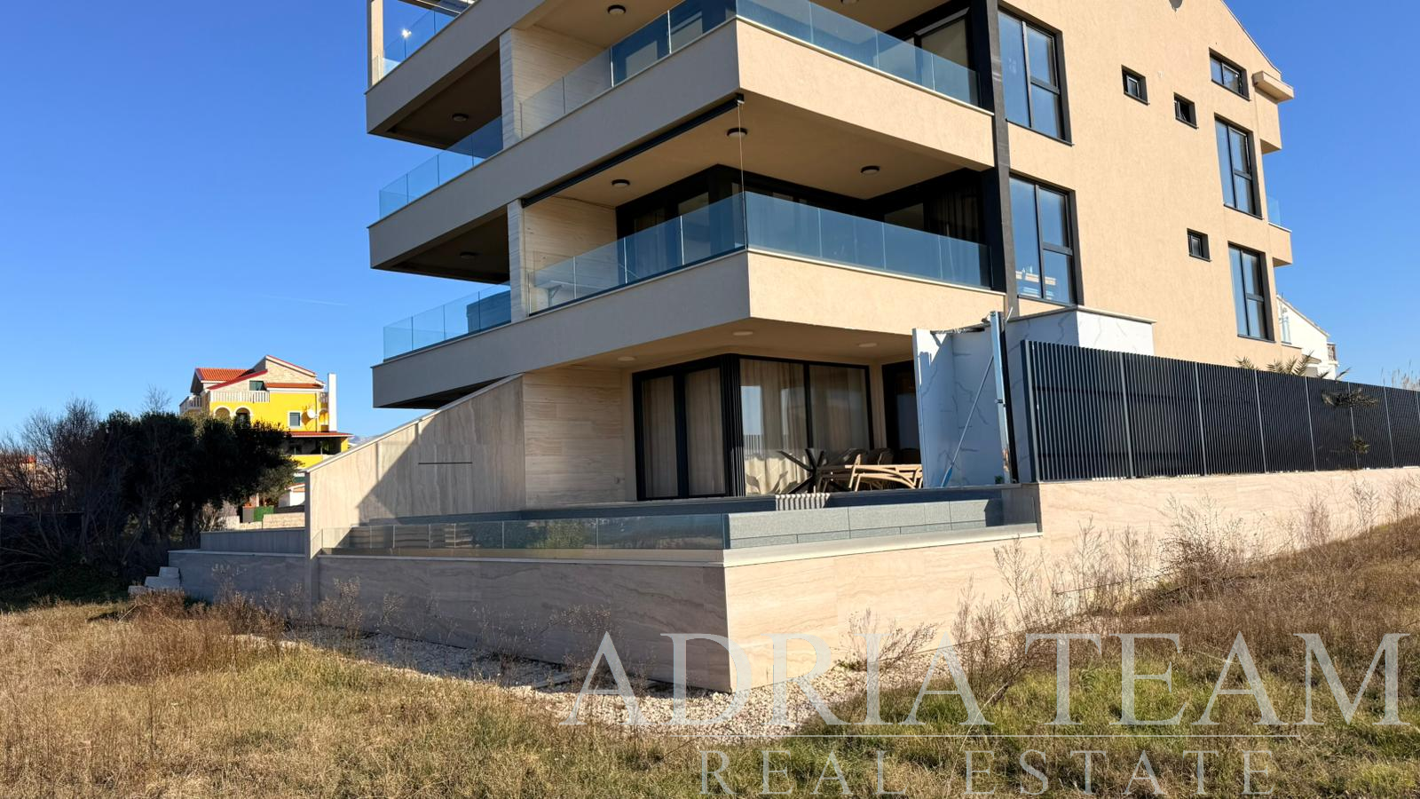 APARTMÁN V PRVNÍ ŘADĚ U MOŘE S BAZÉNEM – POVLJANA, PAG