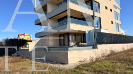 APARTMÁN V PRVNÍ ŘADĚ U MOŘE S BAZÉNEM – POVLJANA, PAG nemovitost na prodej