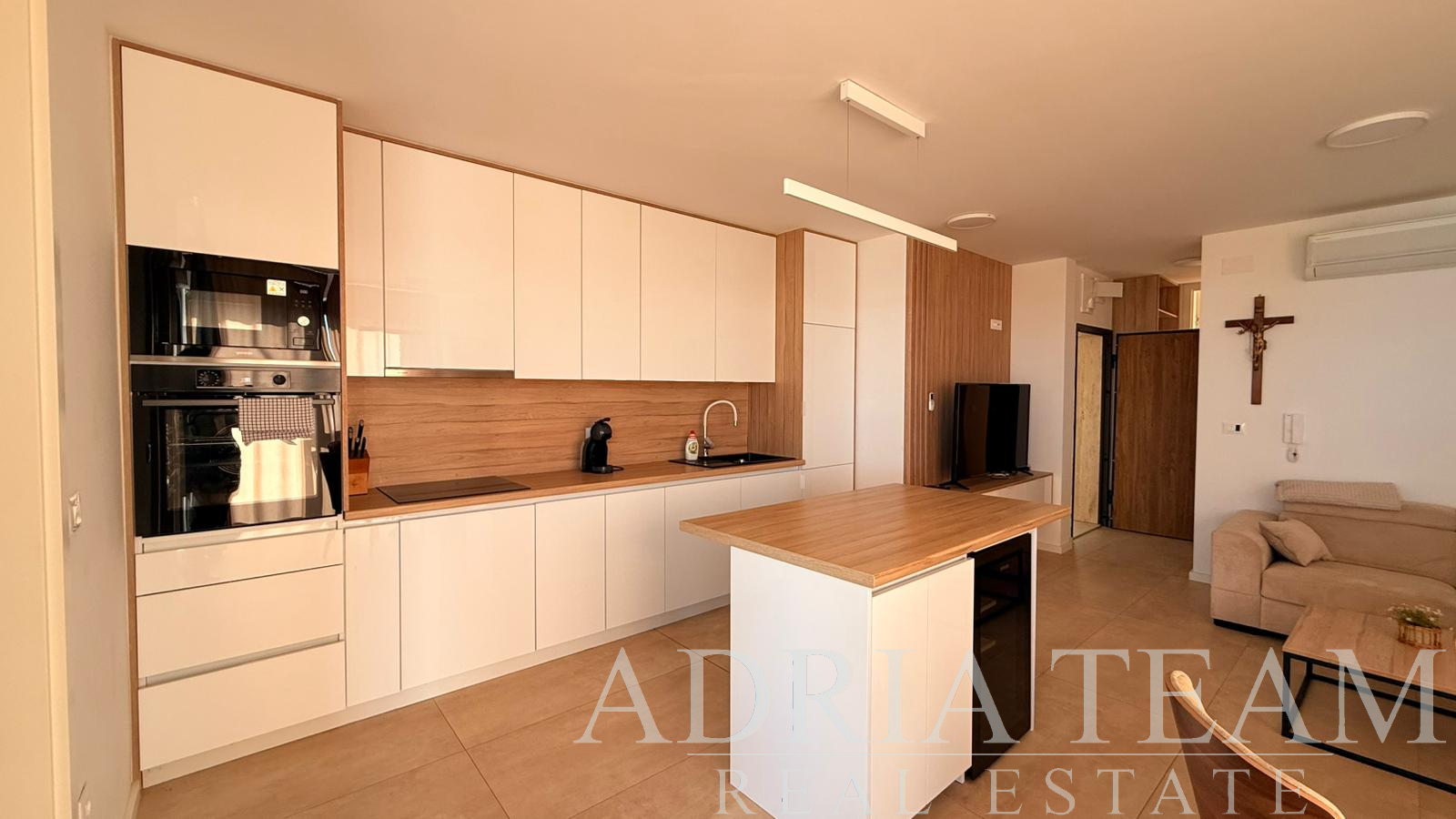 APARTMÁN V PRVNÍ ŘADĚ U MOŘE S BAZÉNEM – POVLJANA, PAG