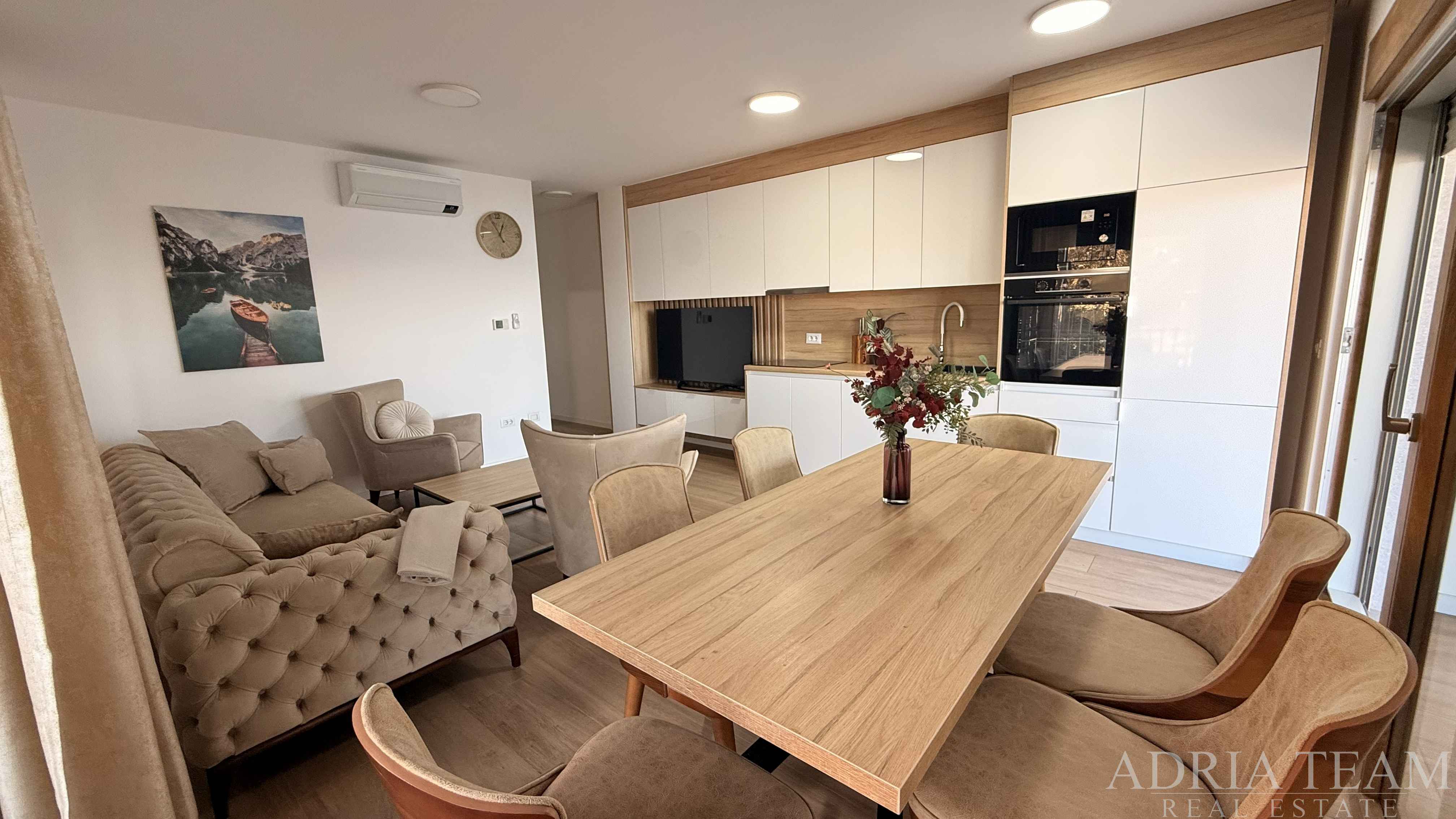 APARTMÁN V PŘÍZEMÍ SE ZAHRADOU A SOUKROMÝM BAZÉNEM, PRVNÍ ŘADA U MOŘE - POVLJANA