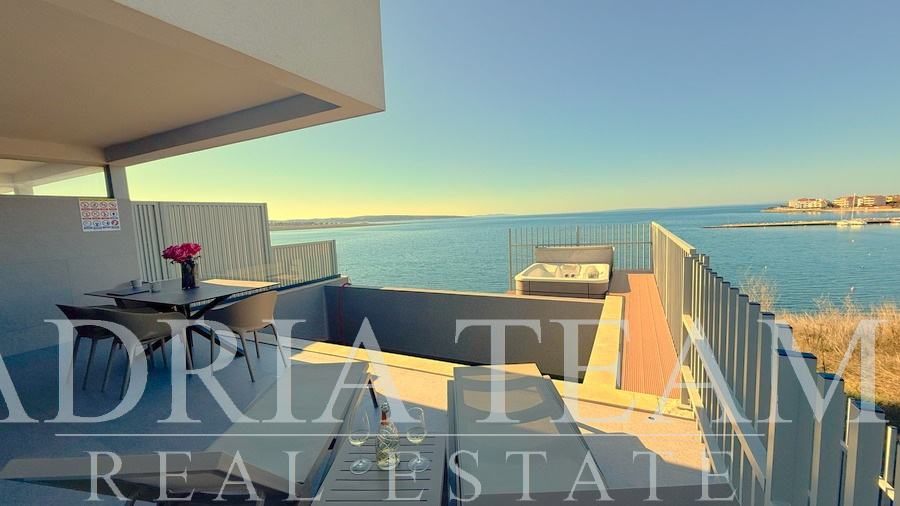 APARTMÁN V PŘÍZEMÍ SE ZAHRADOU A SOUKROMÝM BAZÉNEM, PRVNÍ ŘADA U MOŘE - POVLJANA