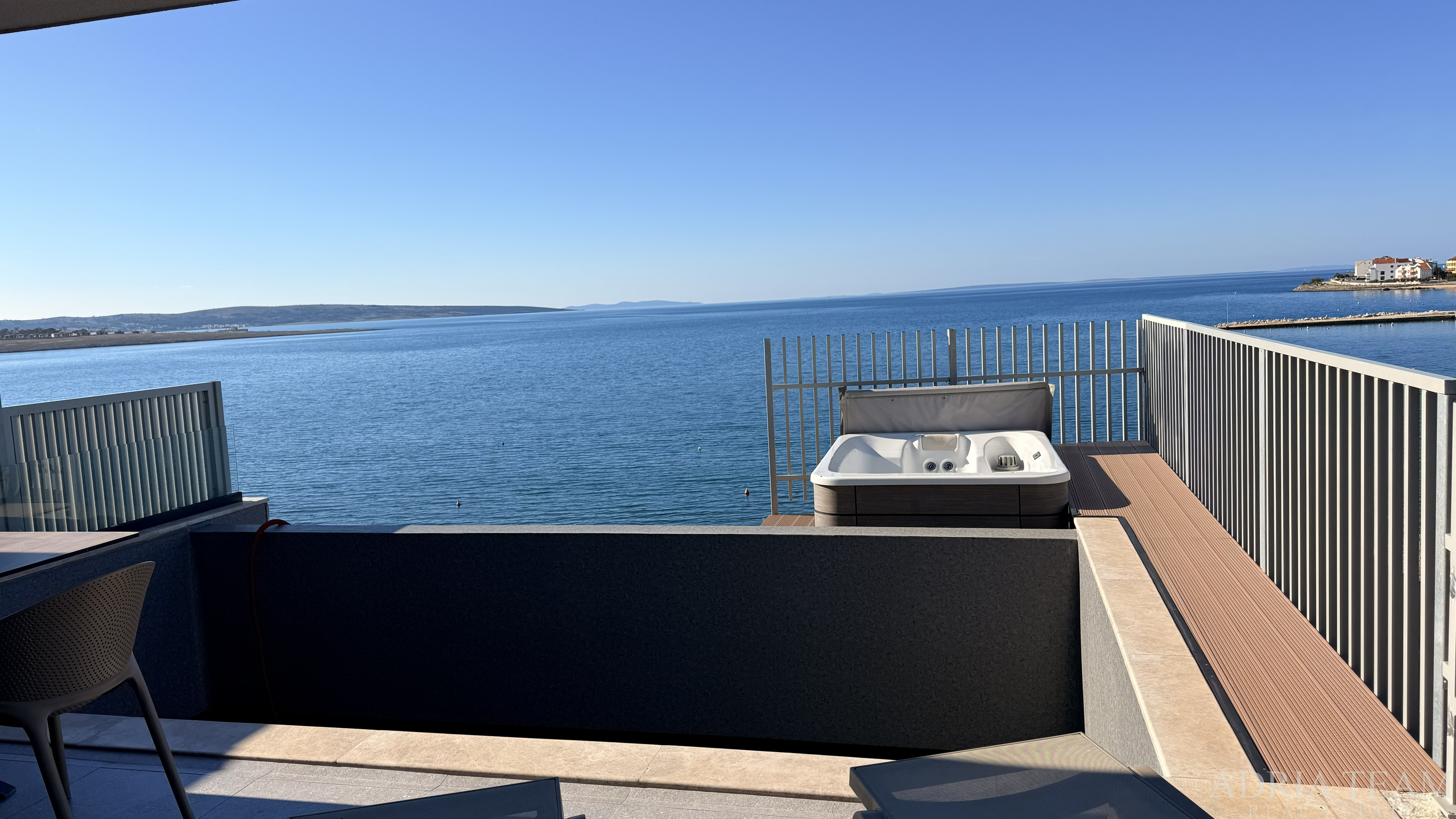 APARTMÁN V PŘÍZEMÍ SE ZAHRADOU A SOUKROMÝM BAZÉNEM, PRVNÍ ŘADA U MOŘE - POVLJANA