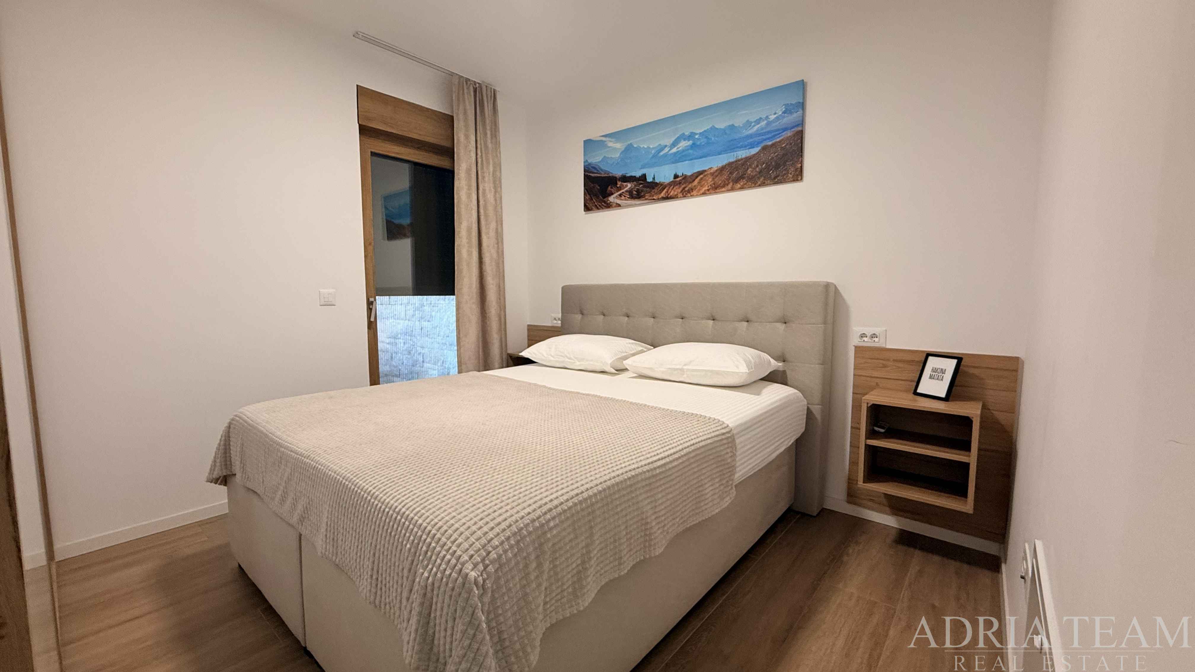 APARTMÁN V PŘÍZEMÍ SE ZAHRADOU A SOUKROMÝM BAZÉNEM, PRVNÍ ŘADA U MOŘE - POVLJANA