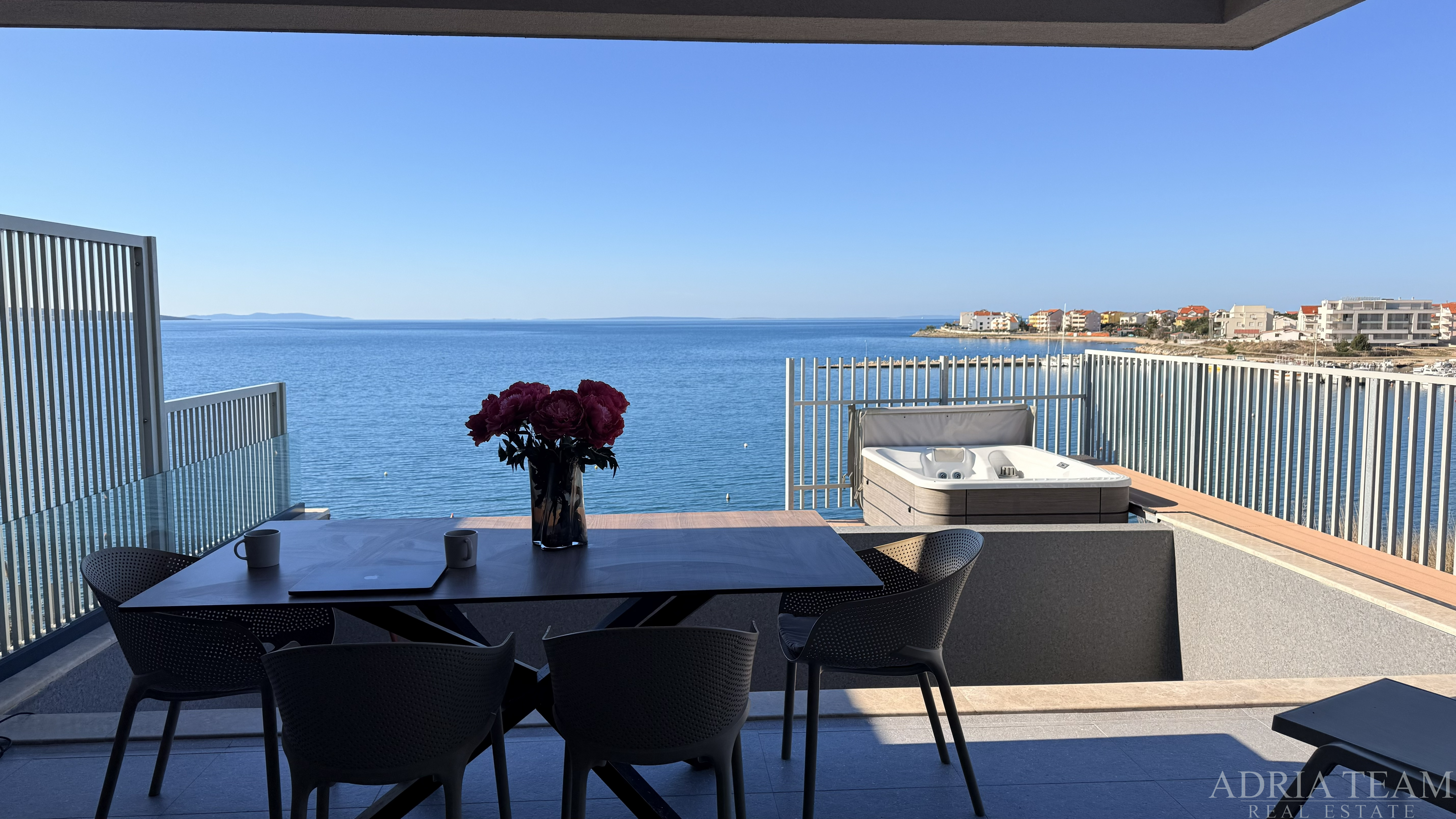 APARTMÁN V PŘÍZEMÍ SE ZAHRADOU A SOUKROMÝM BAZÉNEM, PRVNÍ ŘADA U MOŘE - POVLJANA