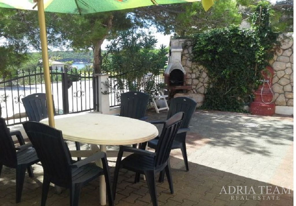 APARTMÁN 74 m² S VELKOU TERASOU A VÝHLEDEM NA MOŘE – BARBAT, OSTROV RAB