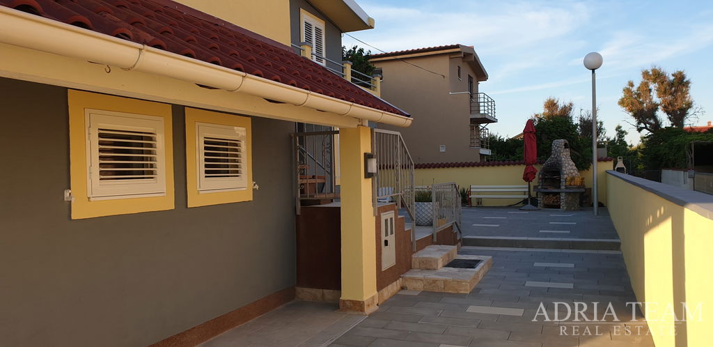 ATRAKTIVNÍ APARTMÁNOVÝ DŮM V PRVNÍ ŘADĚ U MOŘE – NIN, ŽDRIJAC