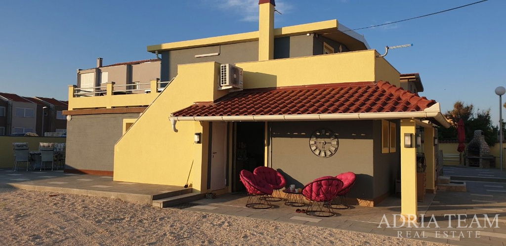 ATRAKTIVNÍ APARTMÁNOVÝ DŮM V PRVNÍ ŘADĚ U MOŘE – NIN, ŽDRIJAC