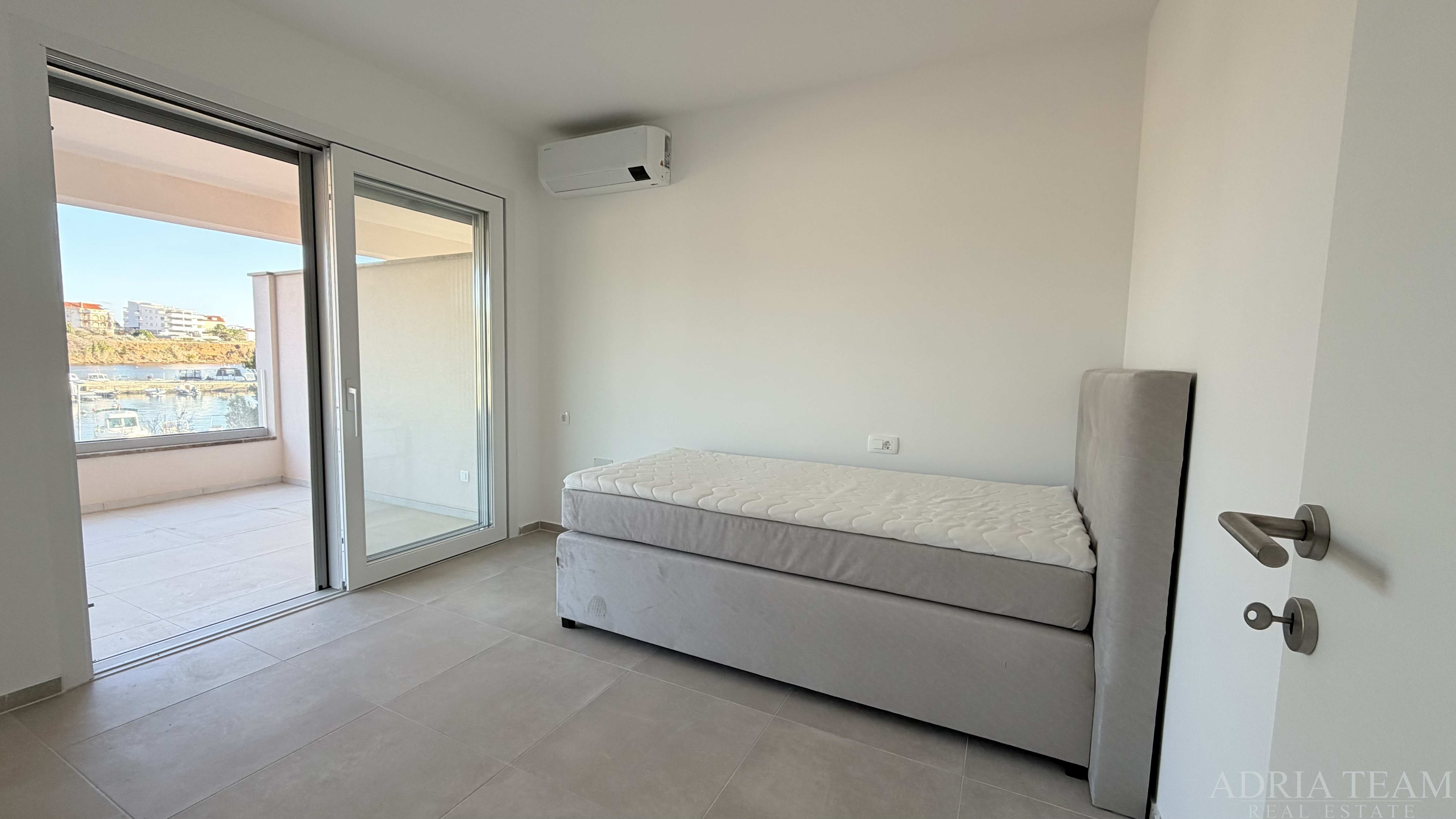 APARTMÁN PRVNÍ ŘADA U MOŘE, OTEVŘENÝ VÝHLED NA MOŘE – POVLJANA, PAG