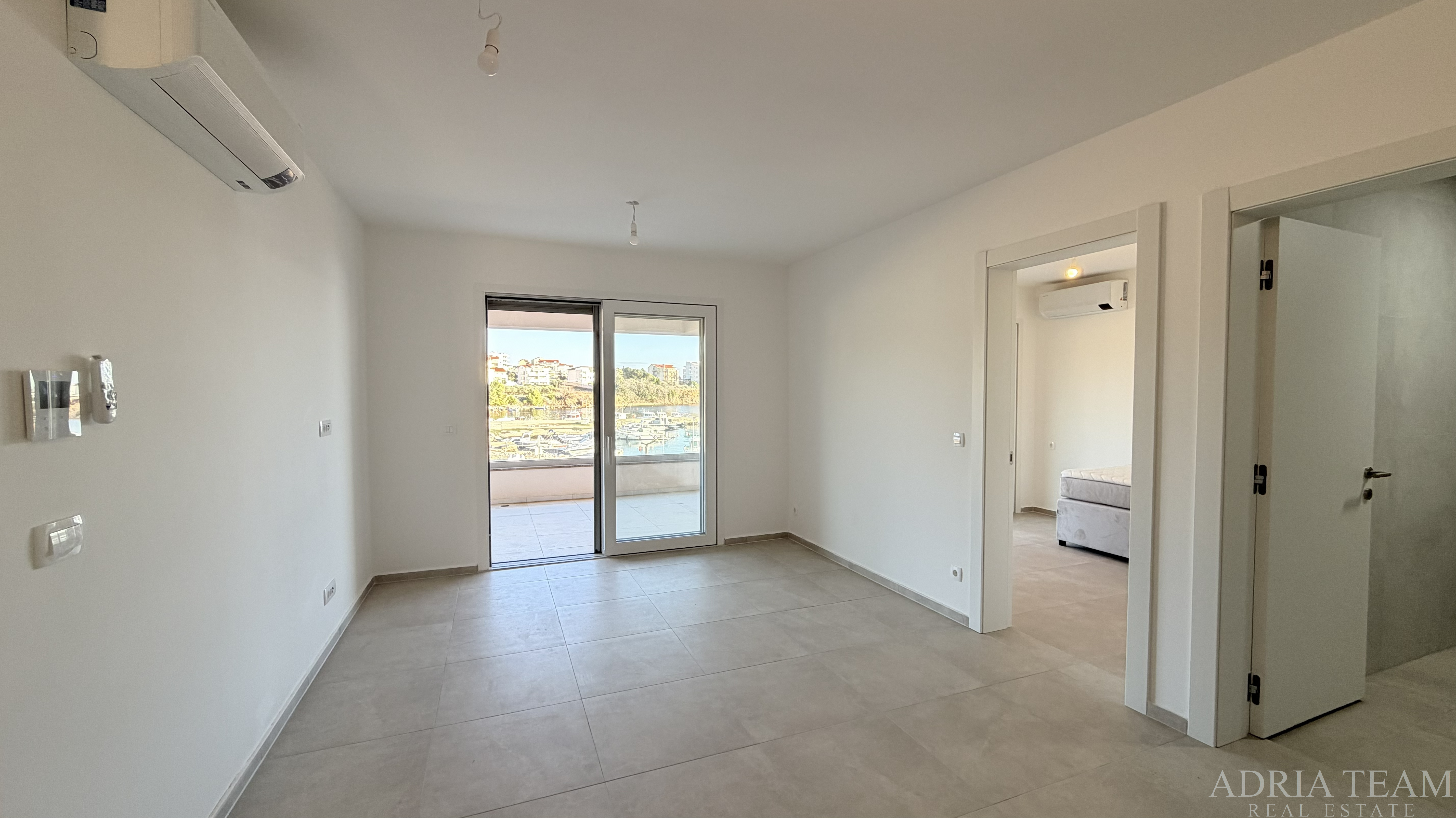 APARTMÁN PRVNÍ ŘADA U MOŘE, OTEVŘENÝ VÝHLED NA MOŘE – POVLJANA, PAG