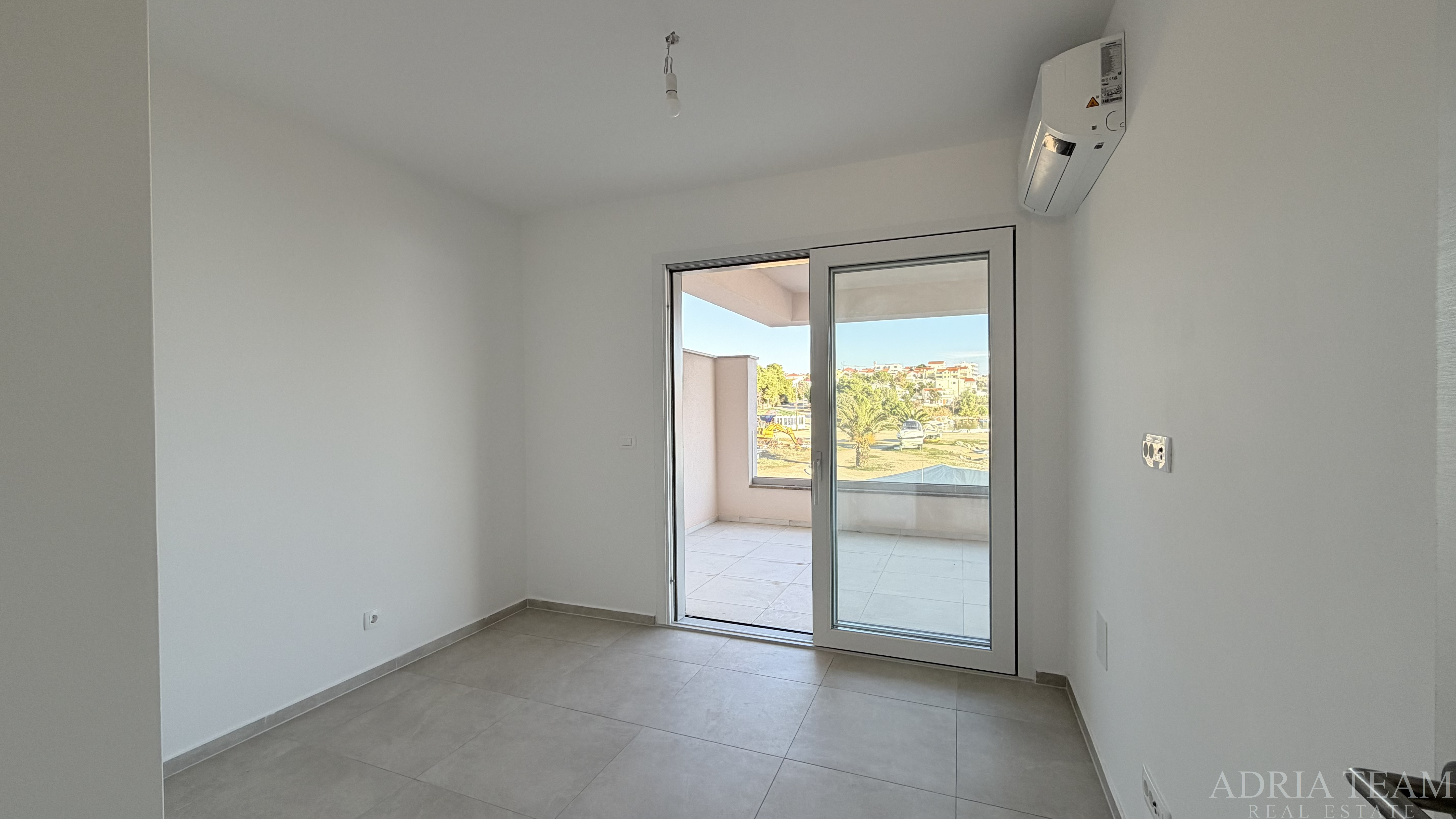 APARTMÁN PRVNÍ ŘADA U MOŘE, OTEVŘENÝ VÝHLED NA MOŘE – POVLJANA, PAG