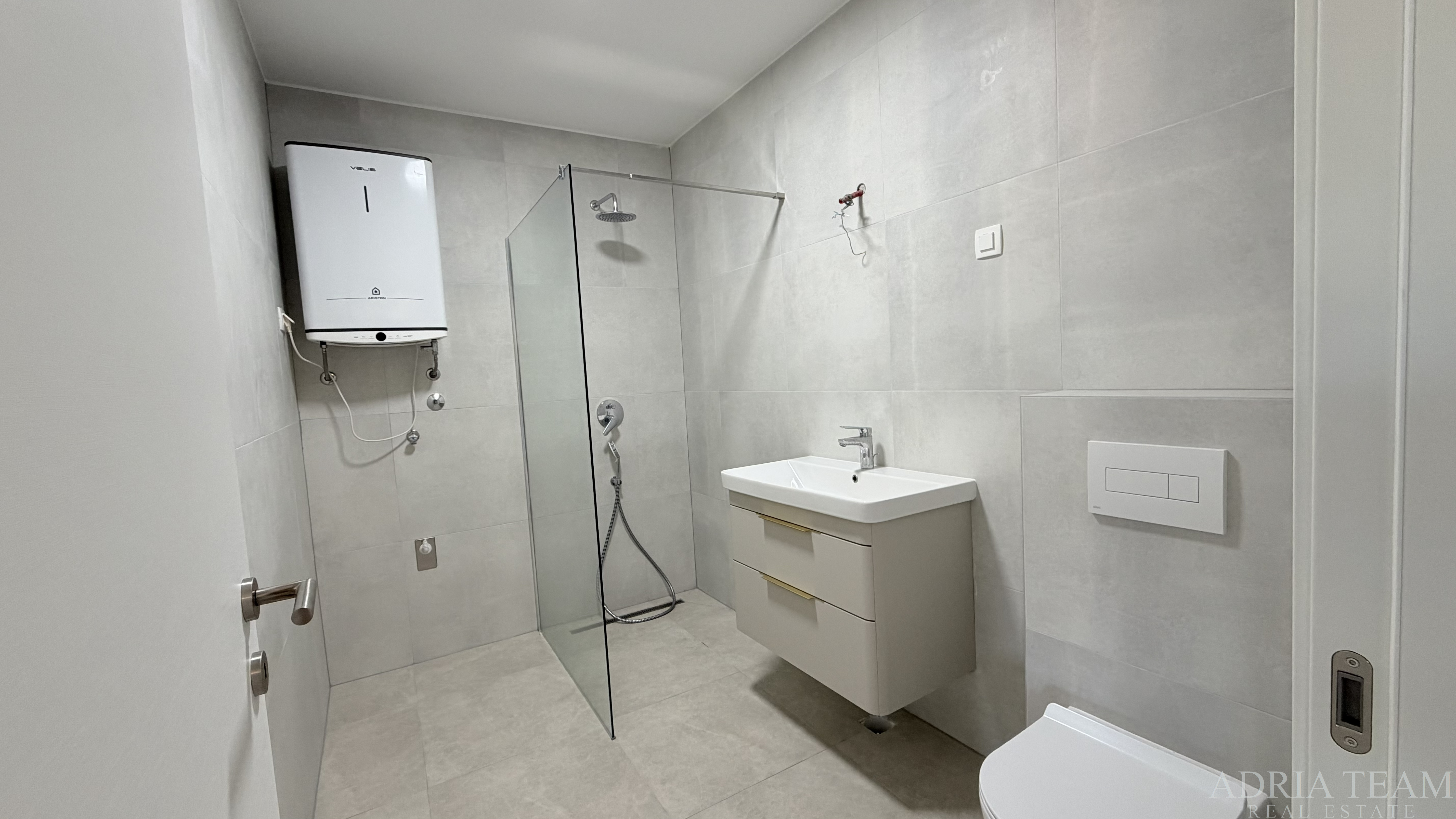 APARTMÁN PRVNÍ ŘADA U MOŘE, OTEVŘENÝ VÝHLED NA MOŘE – POVLJANA, PAG