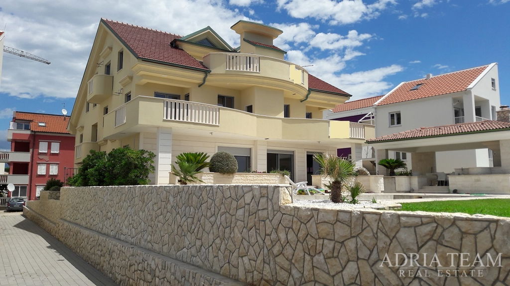 LUXUSNÍ APARTMÁN 105.41m2 S TERASOU A KRBEM – 1. ŘADA U MOŘE – POVLJANA, PAG