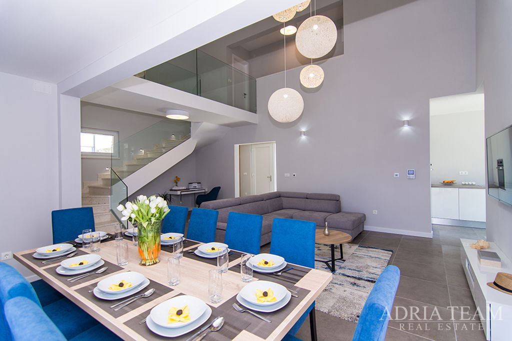 MODERNÍ LUXUSNÍ RODINNÁ VILA 2 -  202m2 – 300m OD MOŘE – KAŠTEL KAMBELOVAC