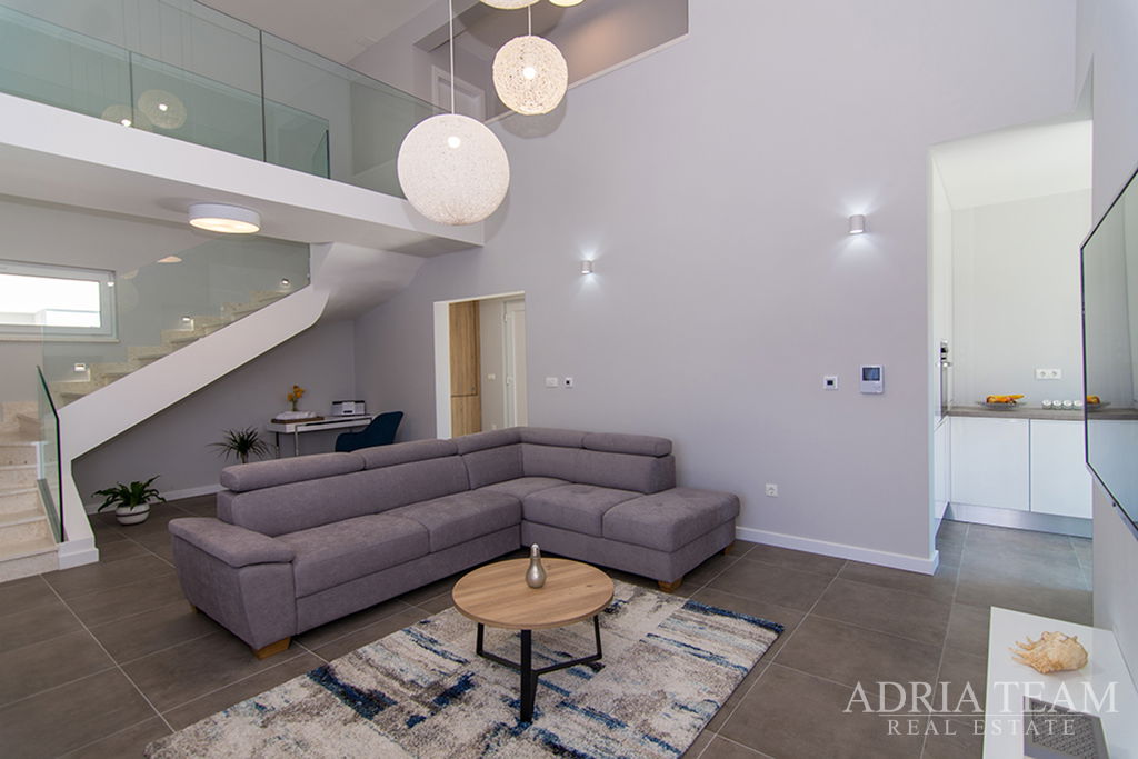 MODERNÍ LUXUSNÍ RODINNÁ VILA 2 -  202m2 – 300m OD MOŘE – KAŠTEL KAMBELOVAC