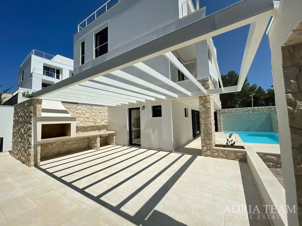 LUXUSNÍ PENTHOUSE SE STŘEŠNÍ TERASOU A VYHŘÍVANÝM BAZÉNEM, 100m OD MOŘE – KOŽINO, ZADAR