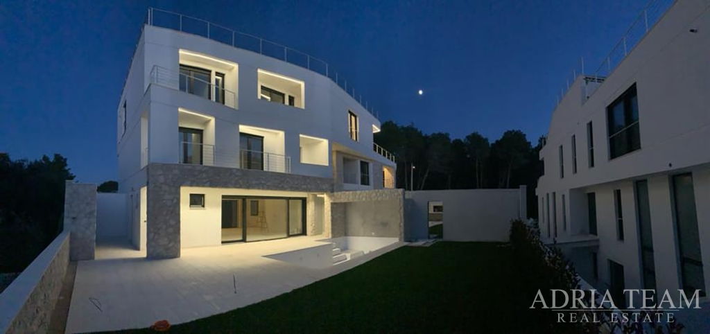 LUXUSNÍ PENTHOUSE SE STŘEŠNÍ TERASOU A VYHŘÍVANÝM BAZÉNEM, 100m OD MOŘE – KOŽINO, ZADAR