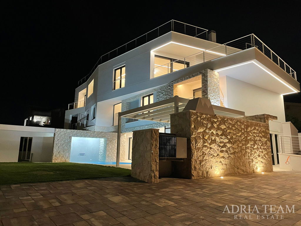 LUXUSNÍ PENTHOUSE SE STŘEŠNÍ TERASOU A VYHŘÍVANÝM BAZÉNEM, 100m OD MOŘE – KOŽINO, ZADAR