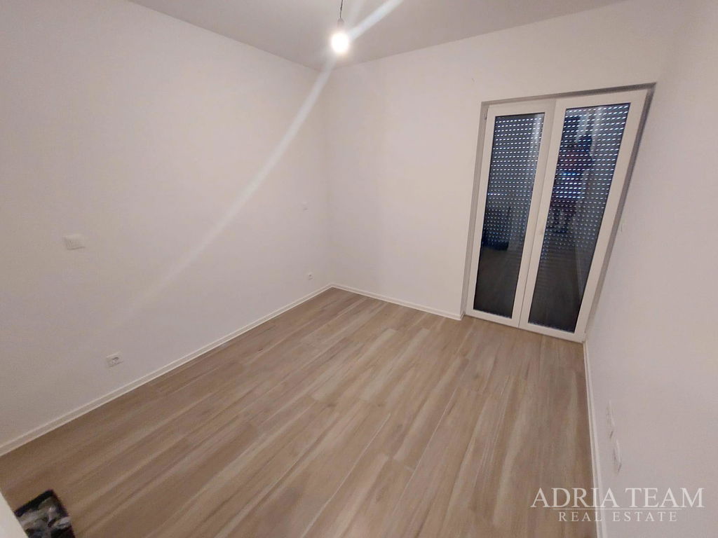 APARTMÁN S KRYTÝM BALKONEM – NOVOSTAVBA – POVLJANA, OSTROV PAG