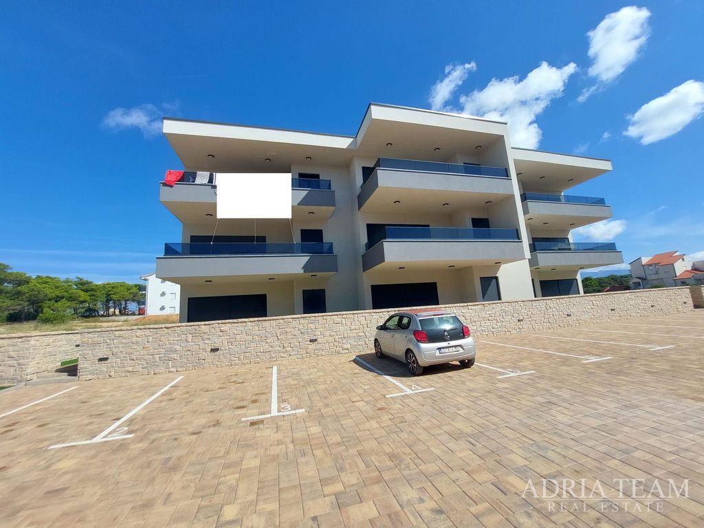 APARTMÁN S KRYTÝM BALKONEM – NOVOSTAVBA – POVLJANA, OSTROV PAG