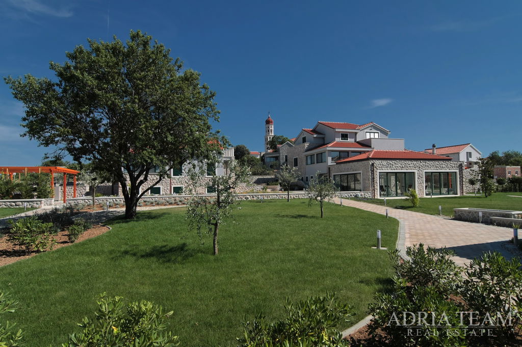 ATRAKTIVNÍ LUXUSNÍ VILA 488,42m2 S WELLNESS ZÓNOU – 100m OD MARINY – BETINA, MURTER