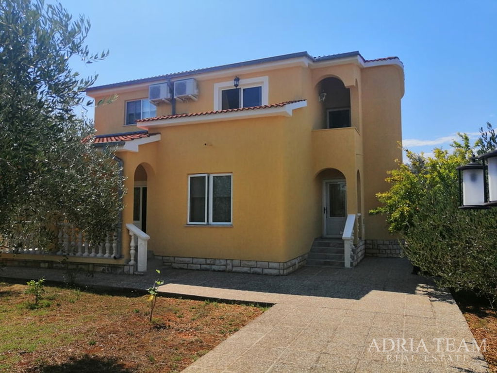 VĚTŠÍ DŮM S VELKÝM POZEMKEM, 230m OD PLÁŽE - UGLJAN