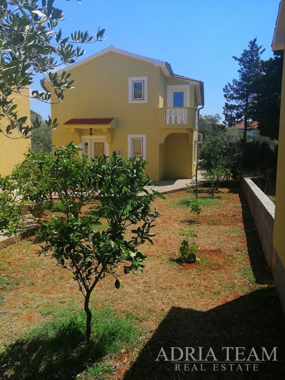 MENŠÍ DŮM S VELKÝM POZEMKEM, 230m OD PLÁŽE - UGLJAN