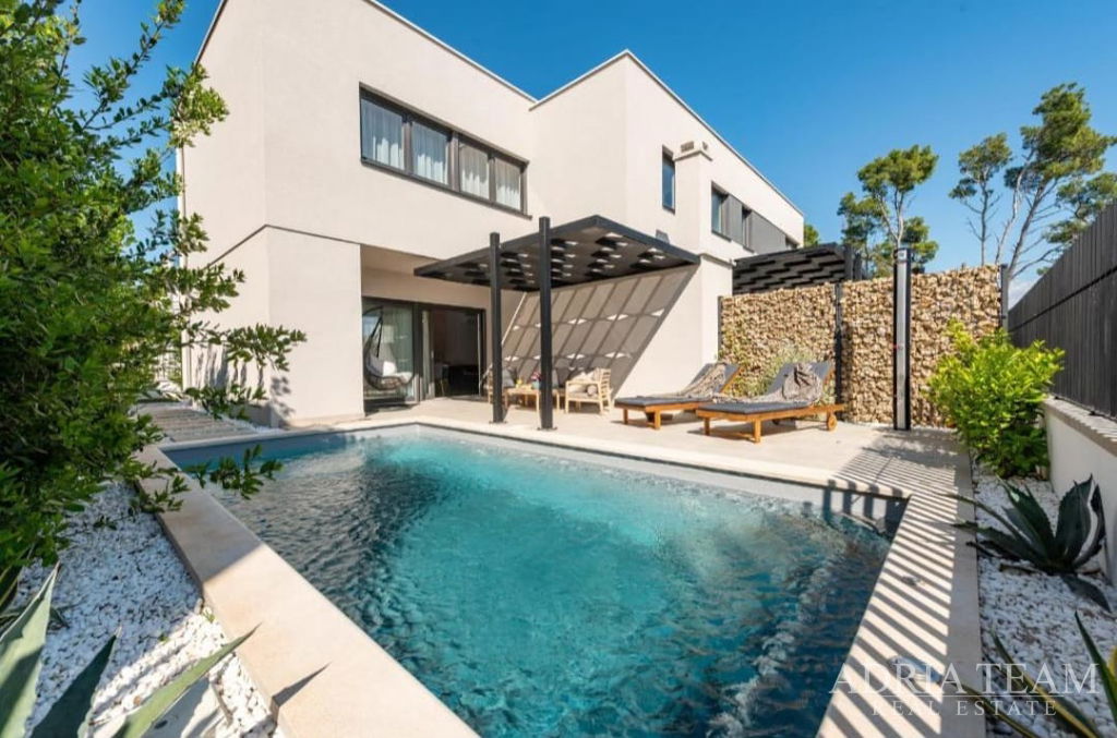 DVOUPODLAŽNÍ APARTMÁN, NOVOSTAVBA, BLÍZKO MOŘE – PRIVLAKA