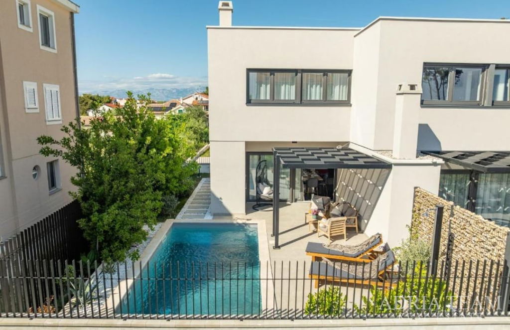 DVOUPODLAŽNÍ APARTMÁN, NOVOSTAVBA, BLÍZKO MOŘE – PRIVLAKA