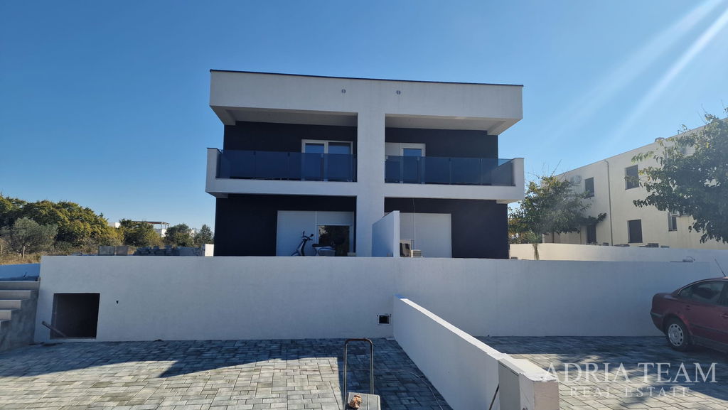DŮM S BAZÉNEM, NOVOSTAVBA – PRIVLKA