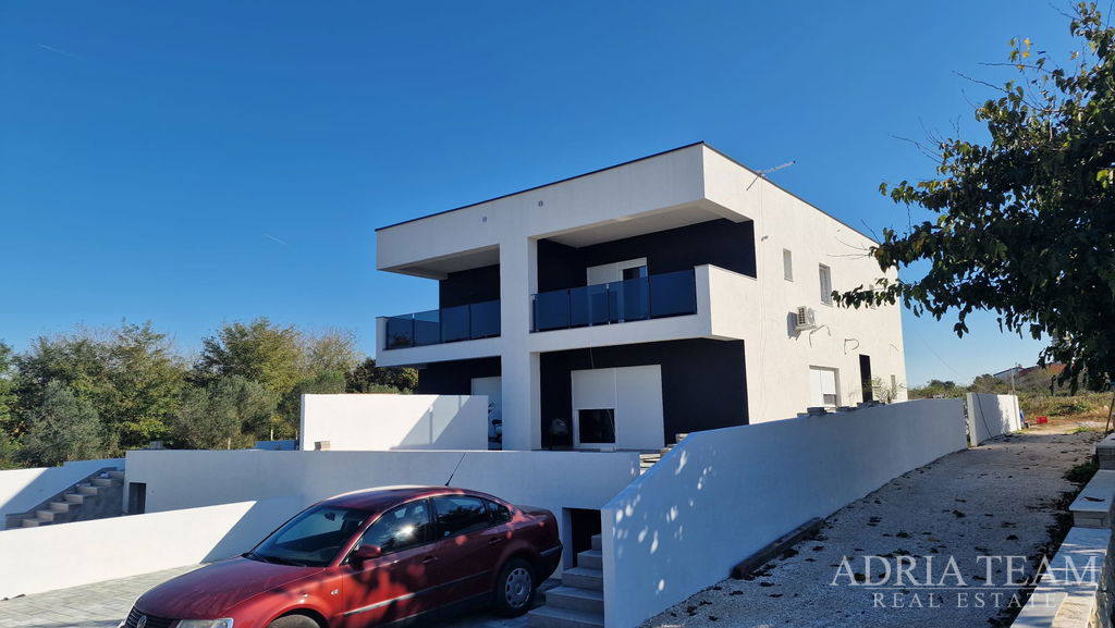 DŮM S BAZÉNEM, NOVOSTAVBA – PRIVLKA