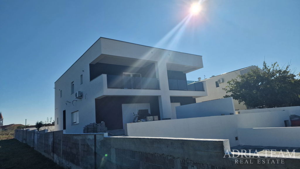 DŮM S BAZÉNEM, NOVOSTAVBA – PRIVLKA