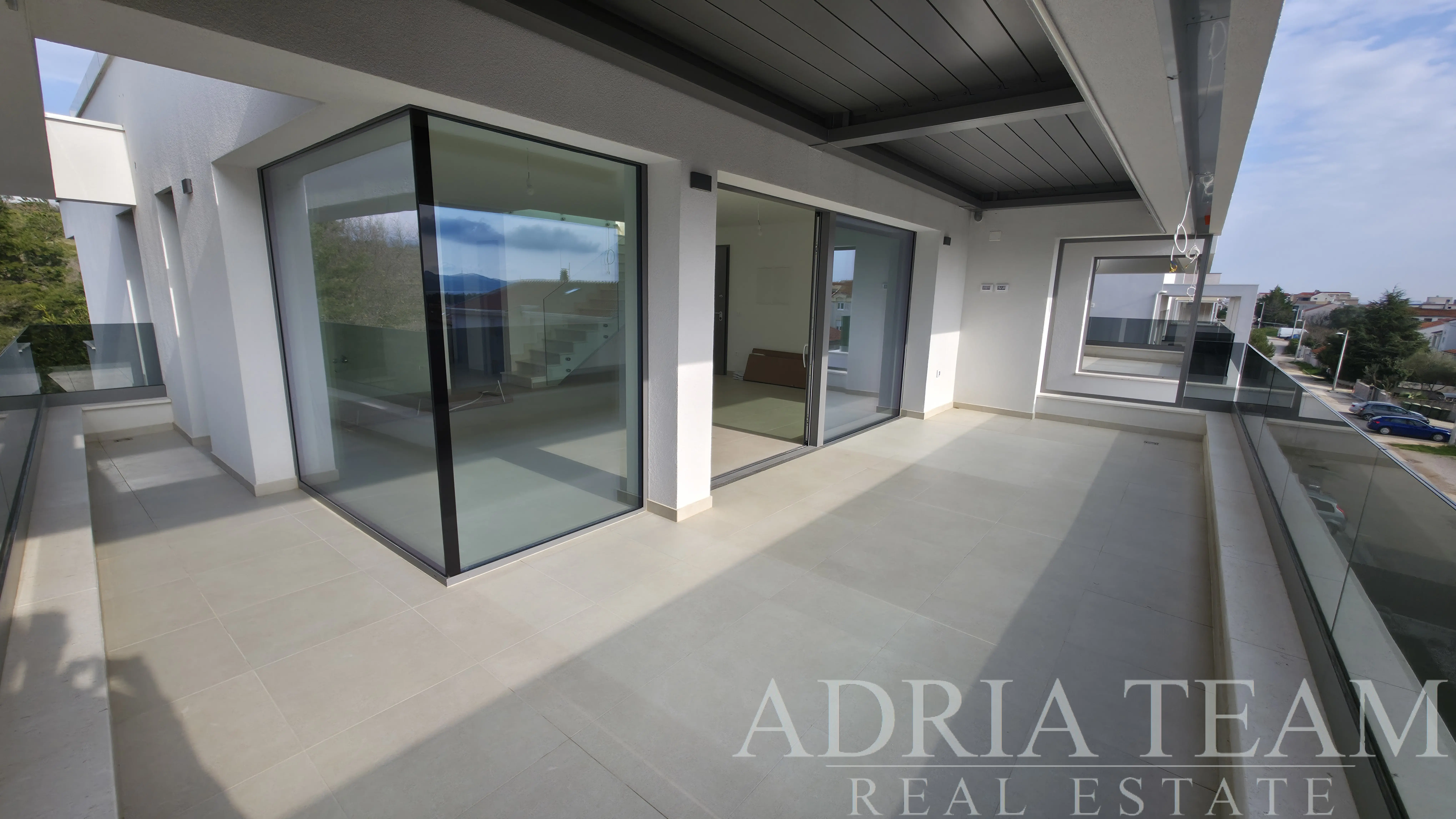 PENTHOUSE S5 SE TŘEMI LOŽNICEMI A STŘEŠNÍ TERASOU – ZADAR, BORIK