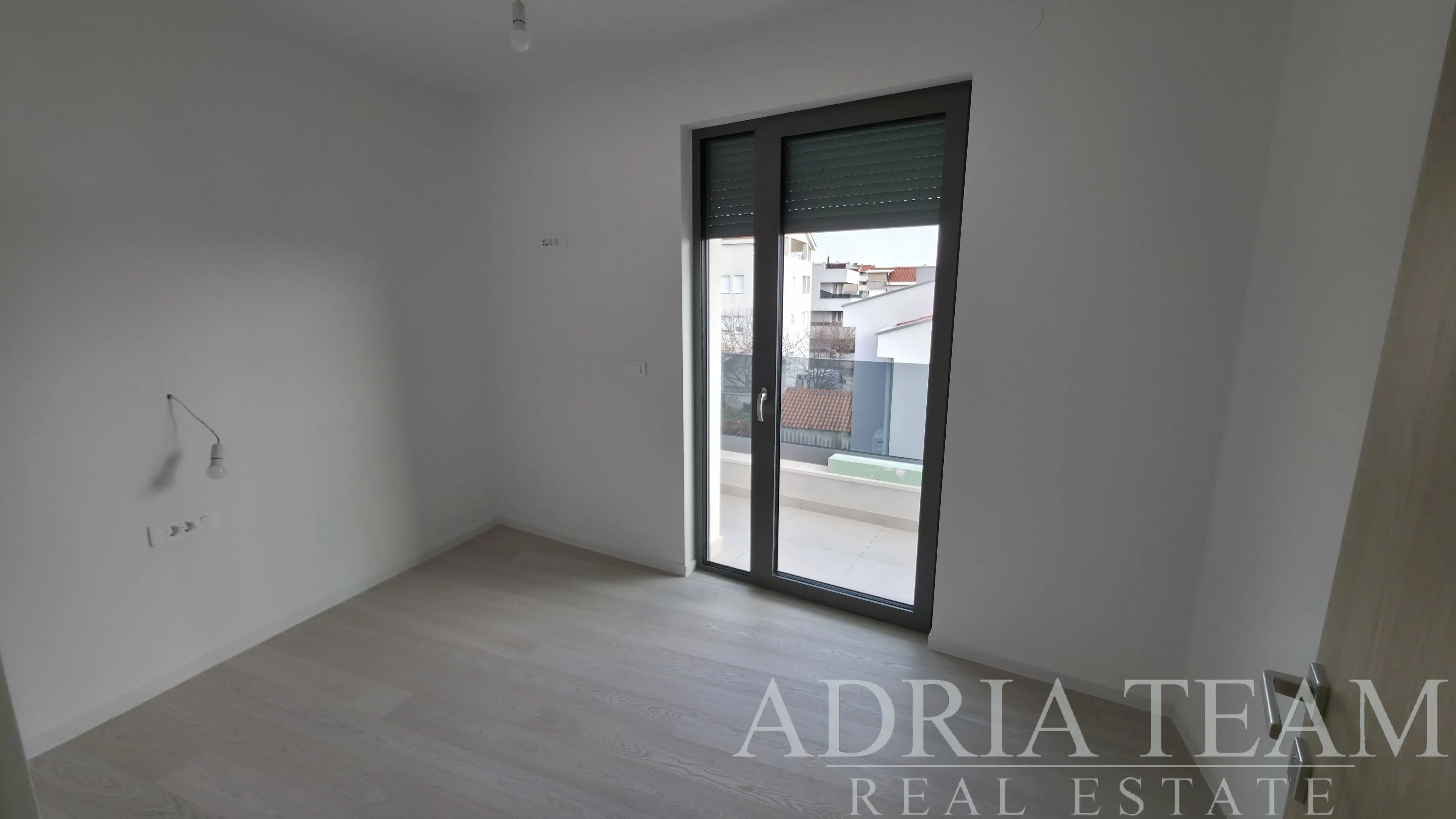 PENTHOUSE S6 SE TŘEMI LOŽNICEMI A STŘEŠNÍ TERASOU – ZADAR, BORIK
