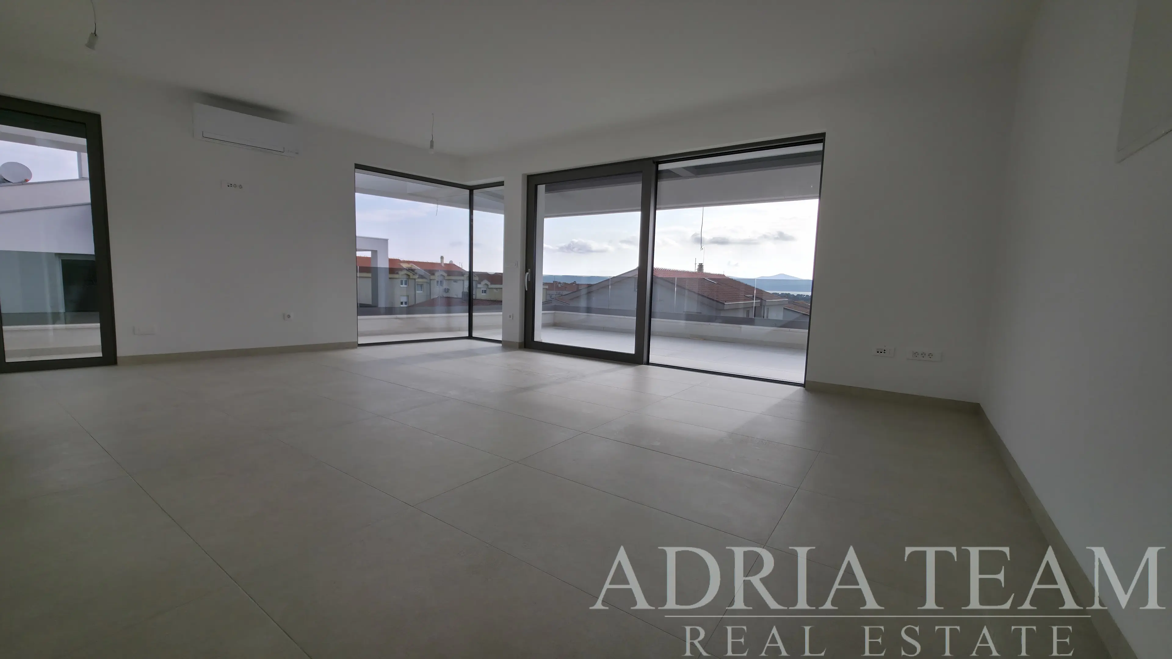 PENTHOUSE S6 SE TŘEMI LOŽNICEMI A STŘEŠNÍ TERASOU – ZADAR, BORIK