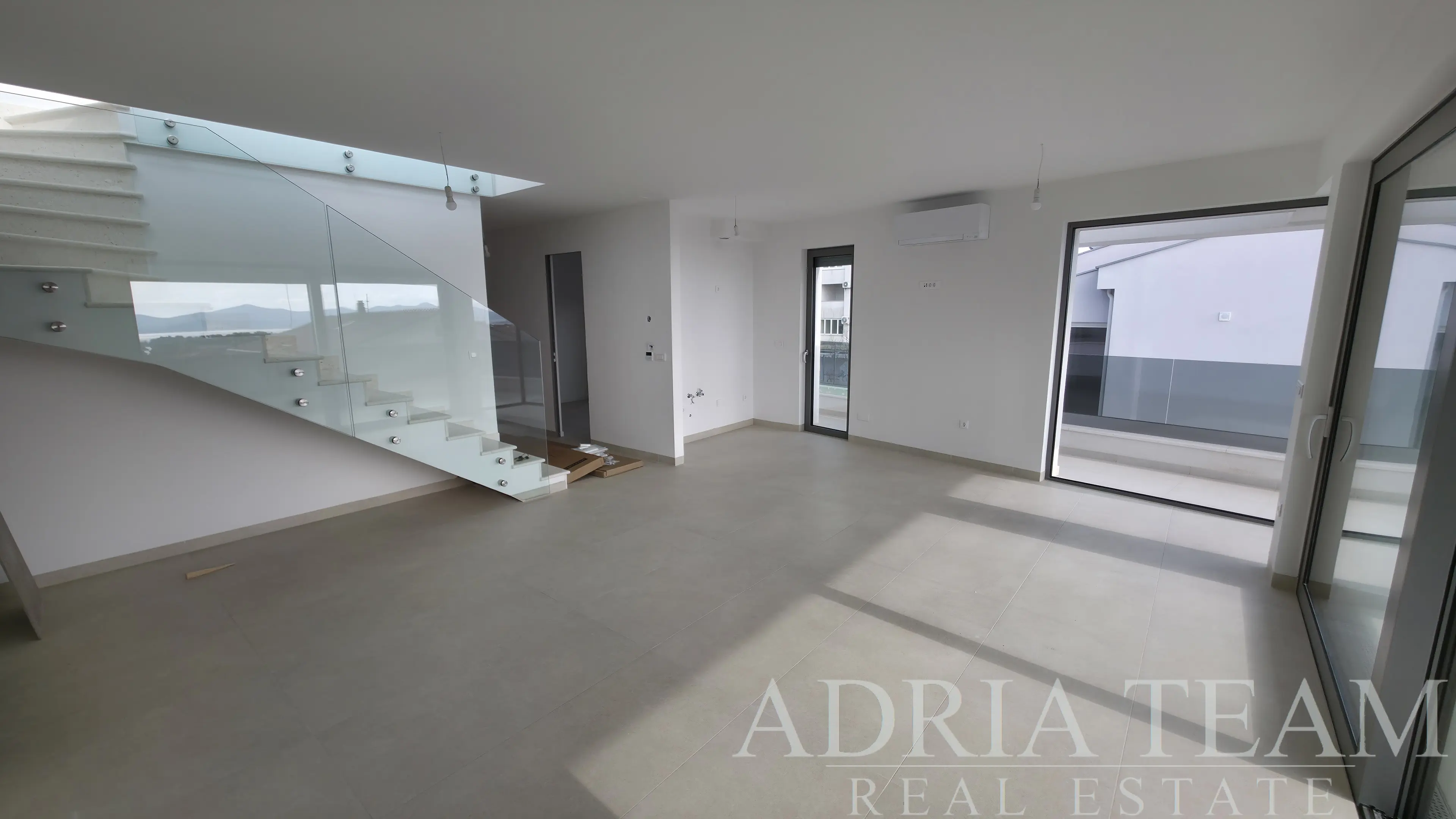 PENTHOUSE S6 SE TŘEMI LOŽNICEMI A STŘEŠNÍ TERASOU – ZADAR, BORIK
