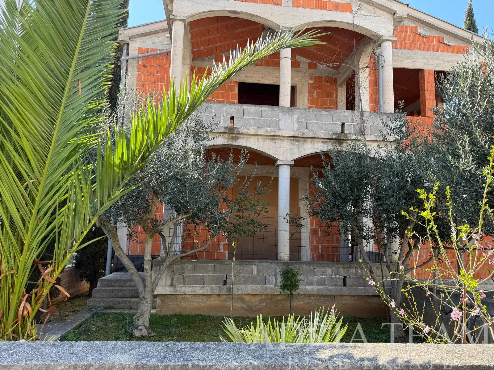 DŮM SE 6 BYTOVÝMI JEDNOTKAMI S VÝHLEDEM NA MOŘE – DIKLO, ZADAR