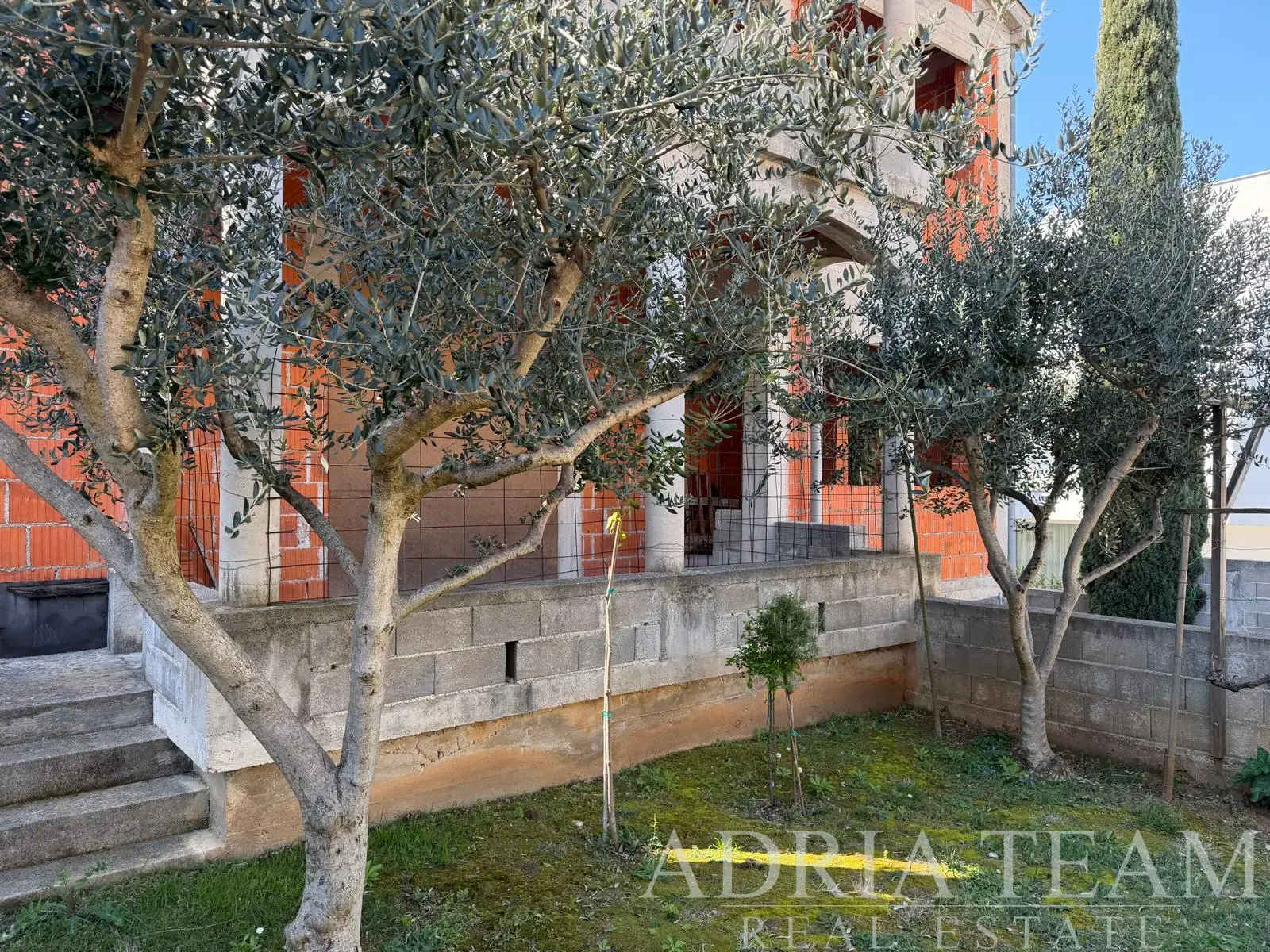 DŮM SE 6 BYTOVÝMI JEDNOTKAMI S VÝHLEDEM NA MOŘE – DIKLO, ZADAR