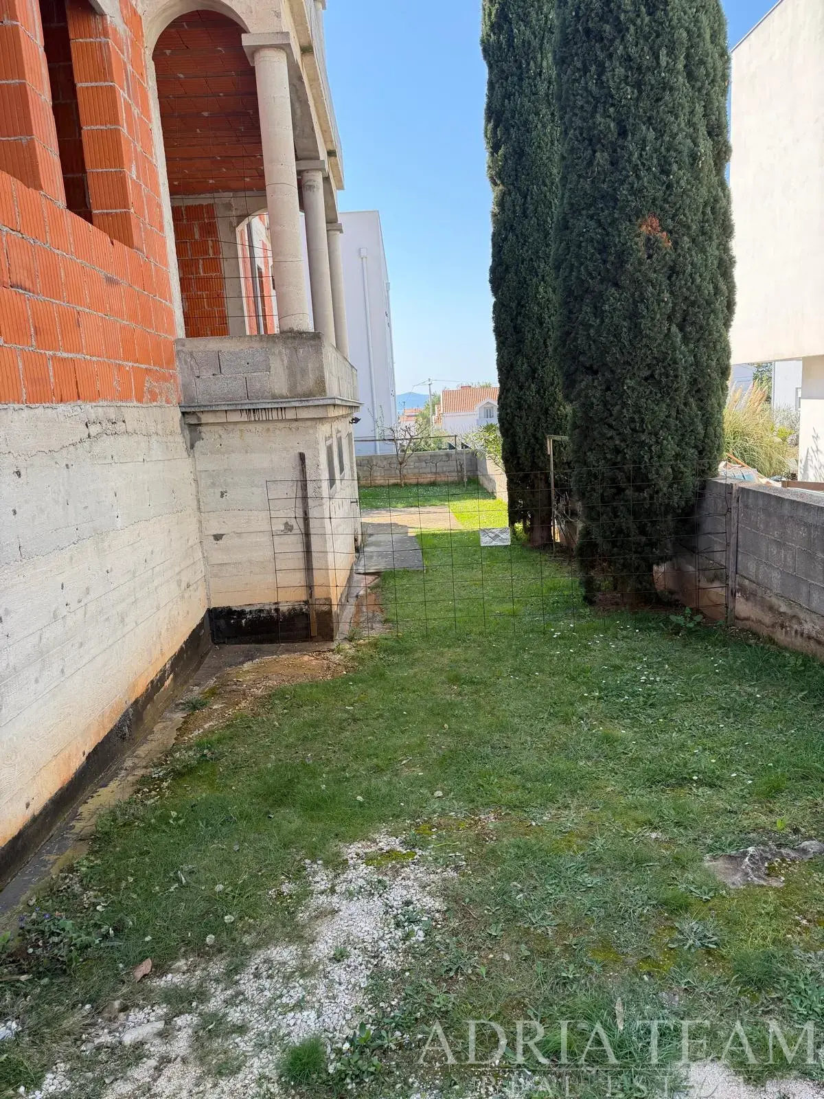 DŮM SE 6 BYTOVÝMI JEDNOTKAMI S VÝHLEDEM NA MOŘE – DIKLO, ZADAR