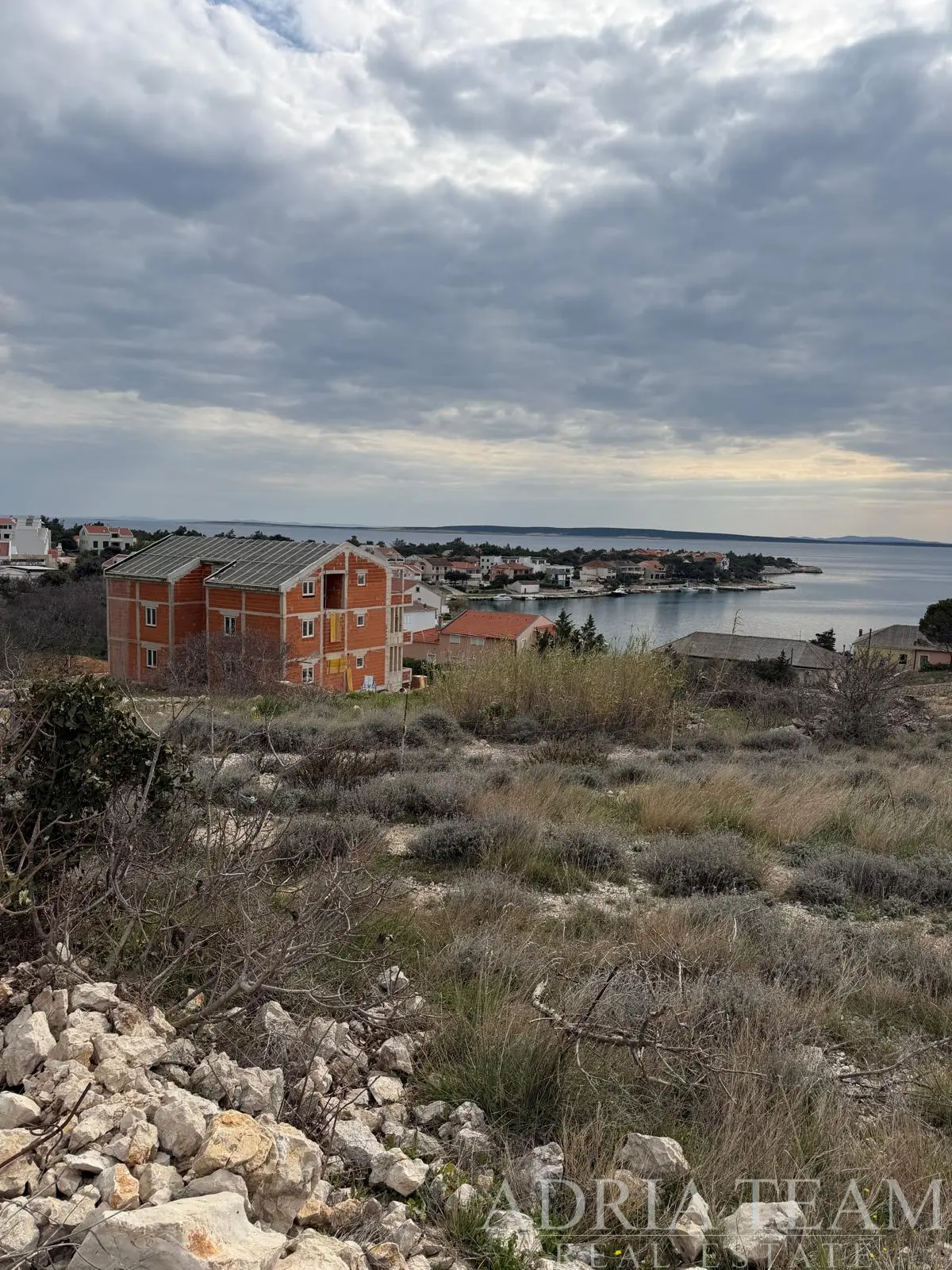 PROSTORNÝ BYT V PODKROVÍ SE DVĚMA TERASAMI – ŠIMUNI, PAG