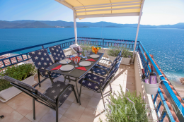 LUXUSNÍ PENTHOUSE SE TŘEMI TERASAMI – 40m OD MOŘE – KOMARNA, SLIVNO nemovitost na prodej