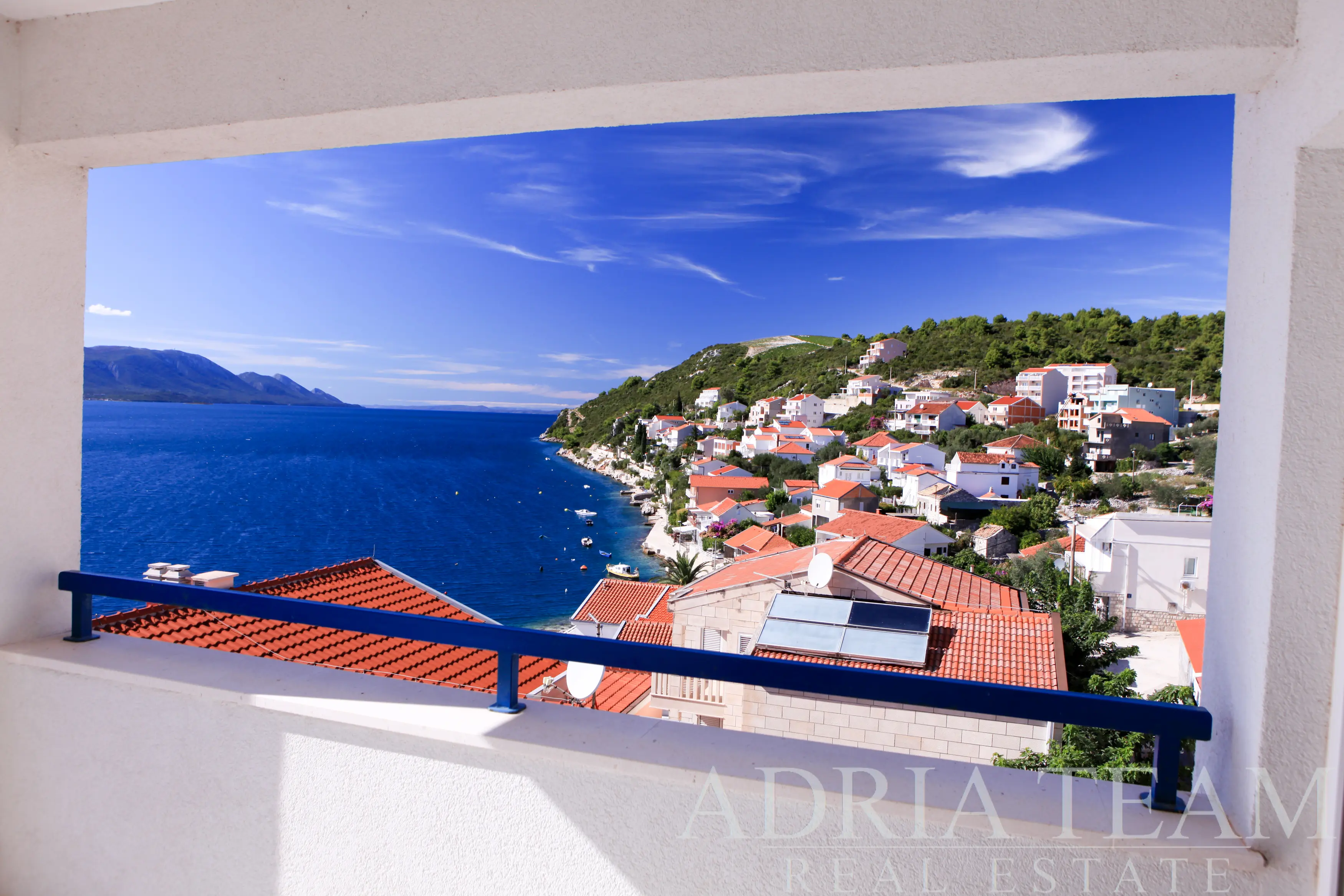 LUXUSNÍ PENTHOUSE SE TŘEMI TERASAMI – 40m OD MOŘE – KOMARNA, SLIVNO