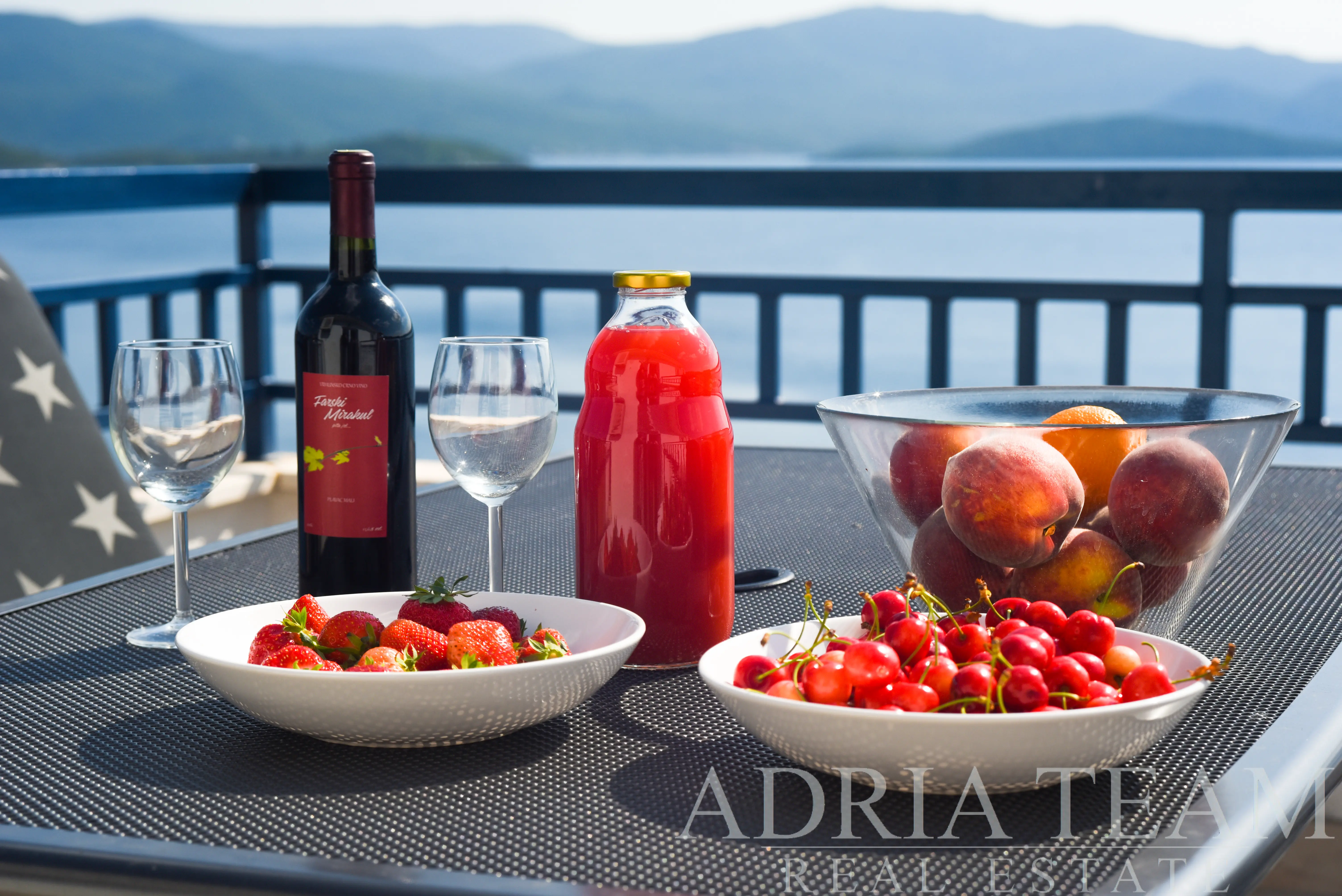 LUXUSNÍ PENTHOUSE SE TŘEMI TERASAMI – 40m OD MOŘE – KOMARNA, SLIVNO