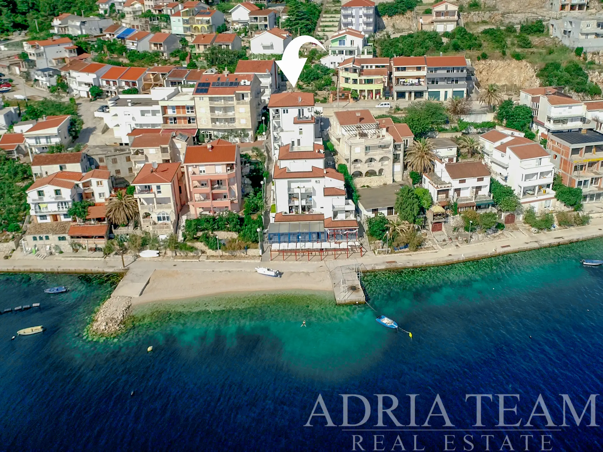 LUXUSNÍ PENTHOUSE SE TŘEMI TERASAMI – 40m OD MOŘE – KOMARNA, SLIVNO