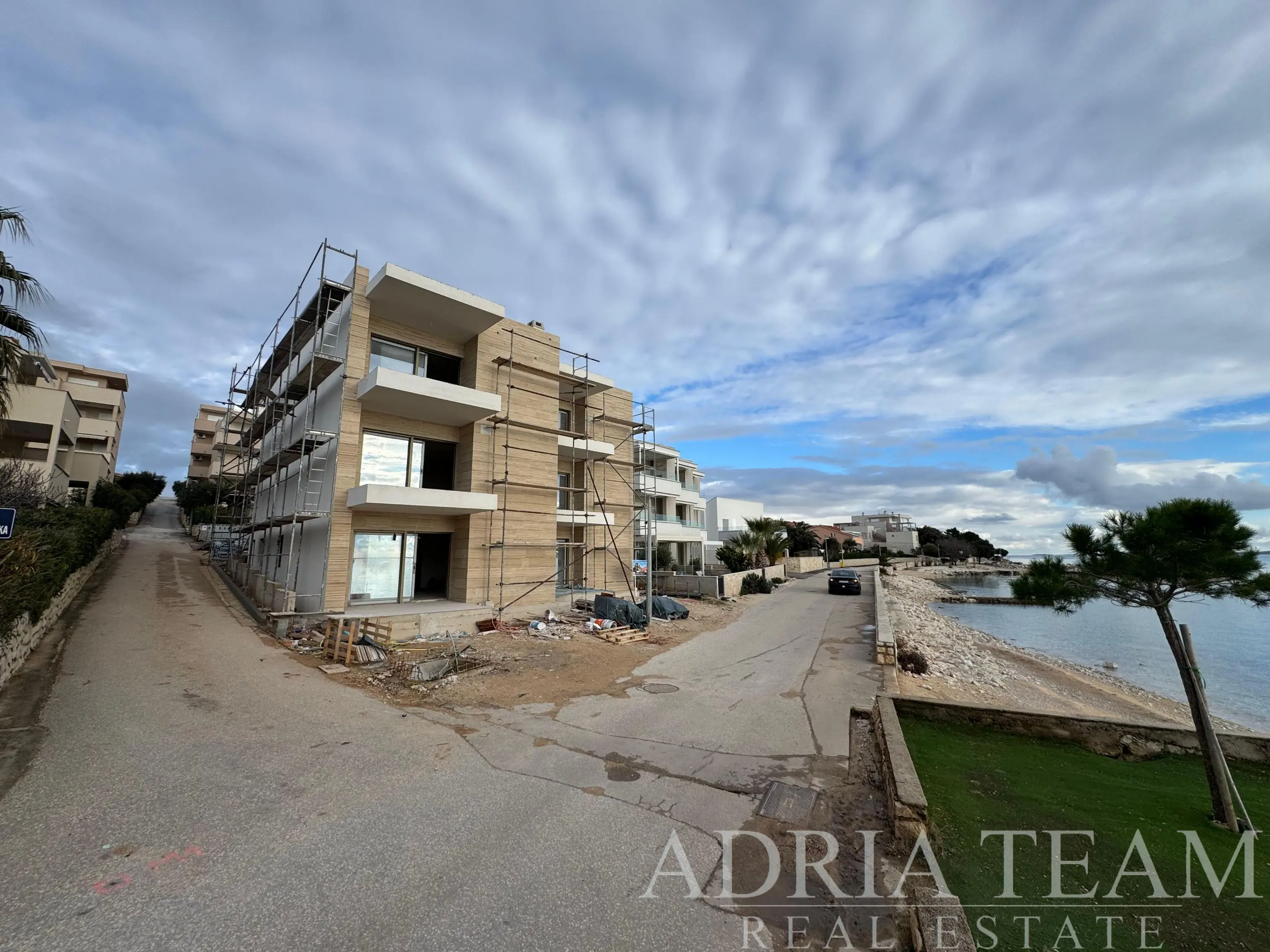 PROSTORNÝ PENTHOUSE SE DVĚMA LODŽIEMI A VÍCE BALKONY – MANDRE, PAG