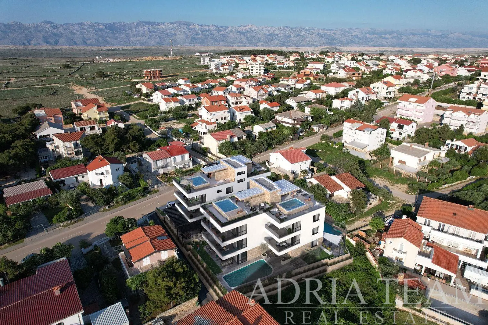 DVOUPOKOJOVÝ APARTMÁN V NOVOSTAVBĚ S VÝTAHEM, 60 m OD MOŘE – POVLJANA, PAG