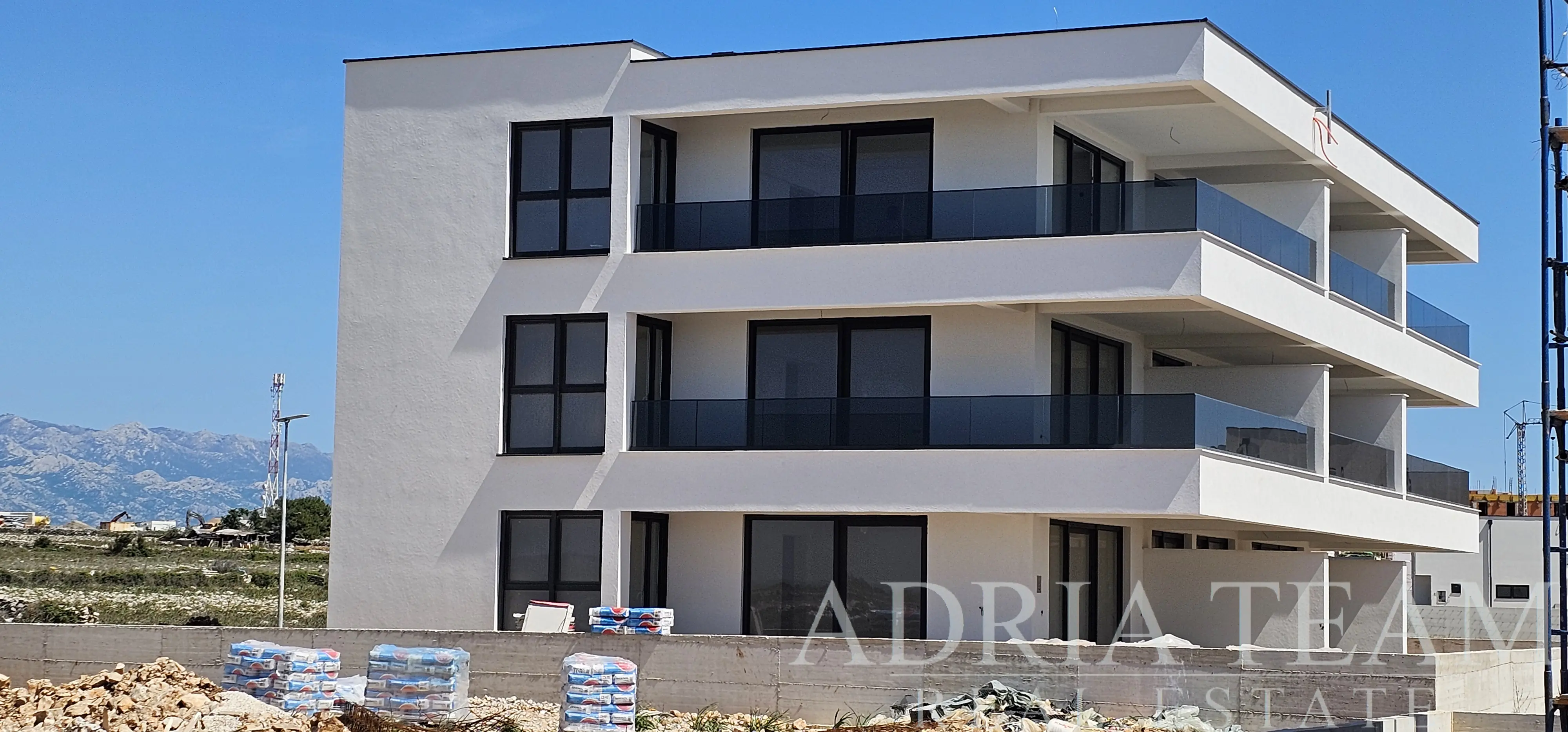MODERNÍ DVOUPOKOJOVÝ APARTMÁN S6 S PROSTORNÝM BALKONEM – POVLJANA, OSTROV PAG